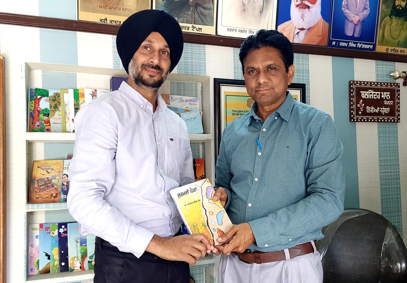 Baljinder Mann honoring English scholar Professor Tajinder Singh of Khalsa College Mahilpur on his arrival at Karumbalan Bhawan.